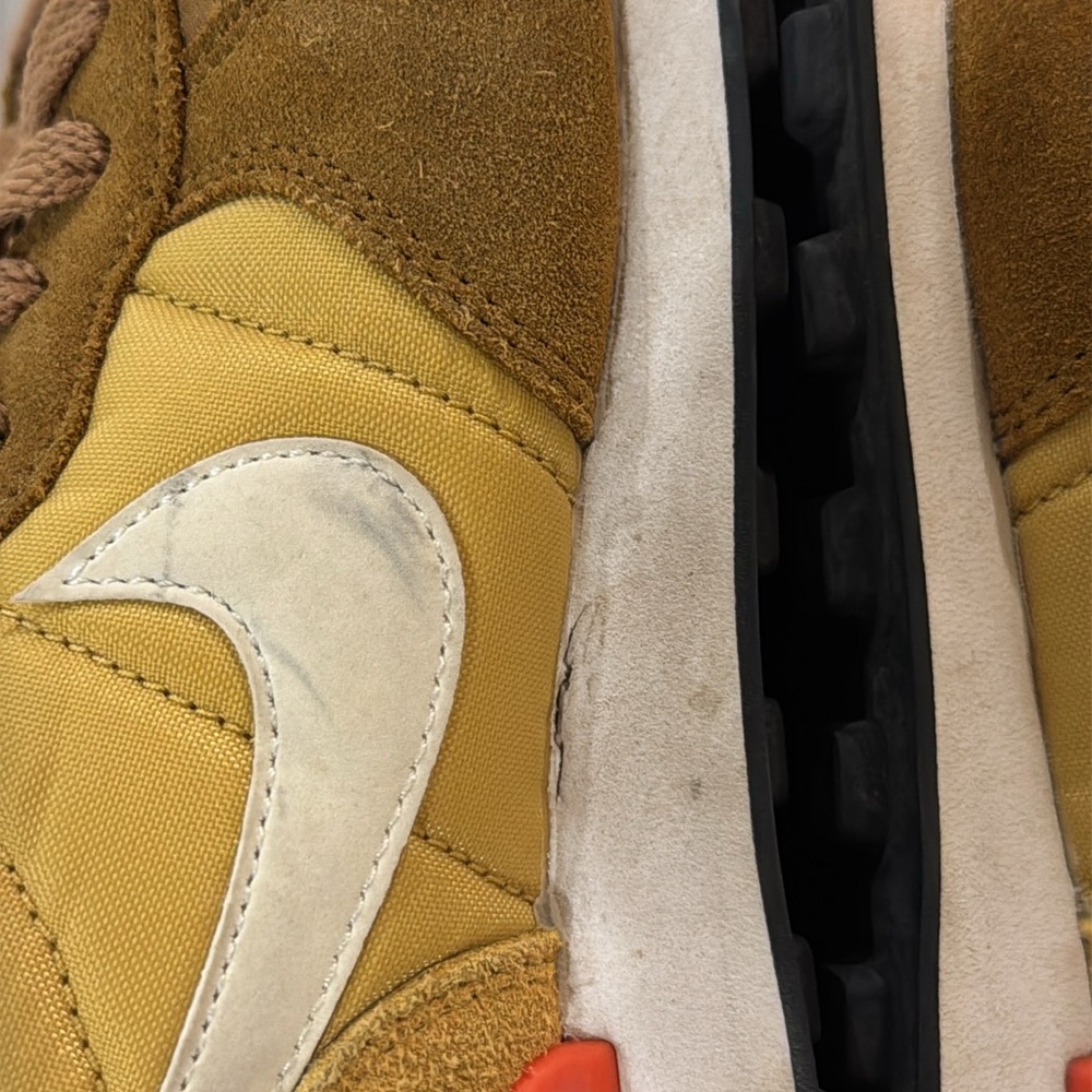 Women’s Nike Internationalist Sneakers in muted bronze/summit white/wheat gold - Picture 6 of 8